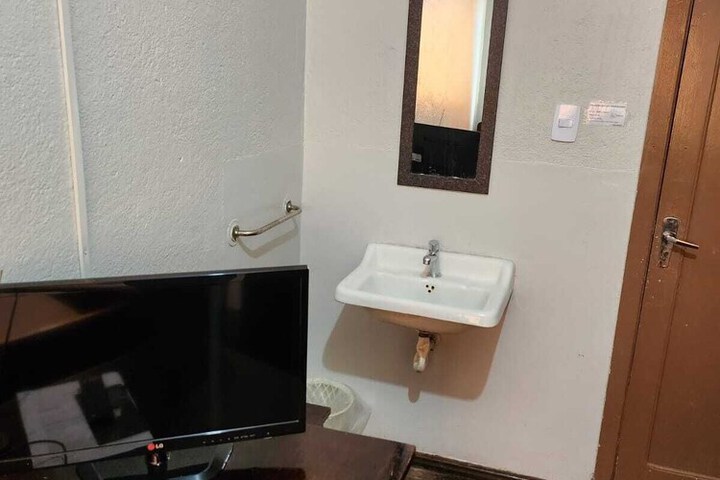 Room 9 of 28