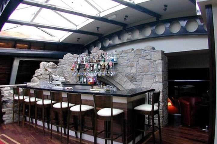 Lounge 42 of 63