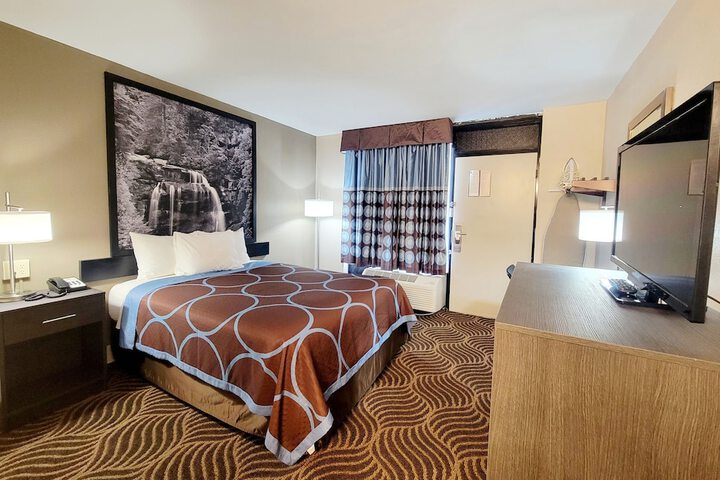 1 Queen Bed (4 of 12)