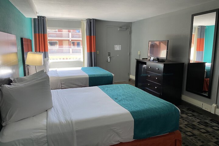 2 Queen Beds (11 of 13)