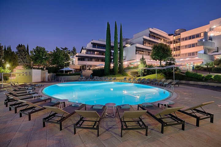 Pool 43 of 75
