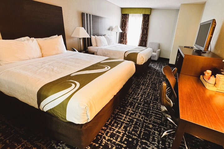 2 Queen Beds (2 of 21)