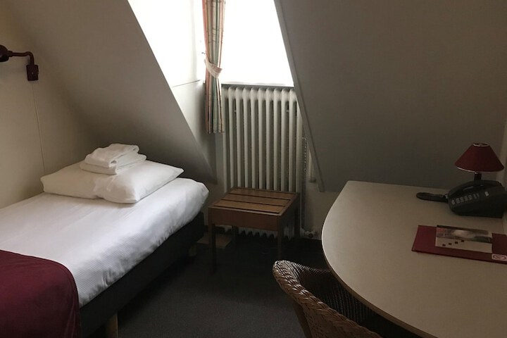 Room 4 of 32