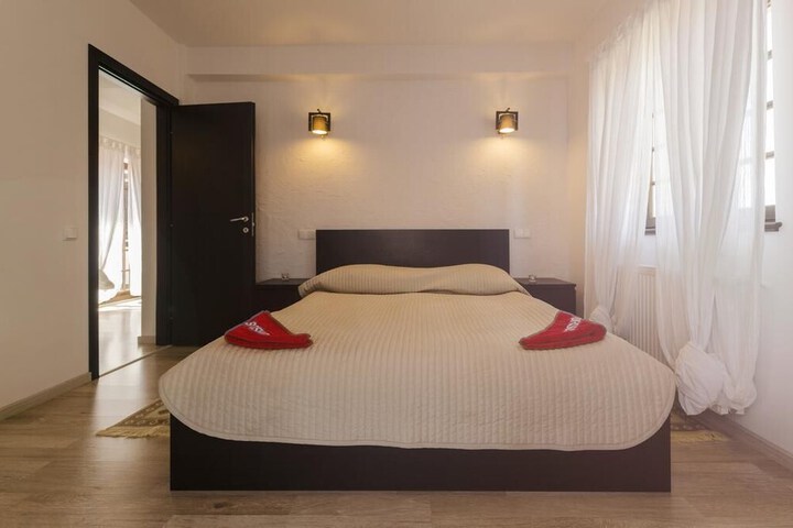 Room 9 of 32