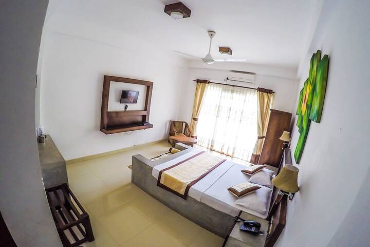 Room 4 of 25