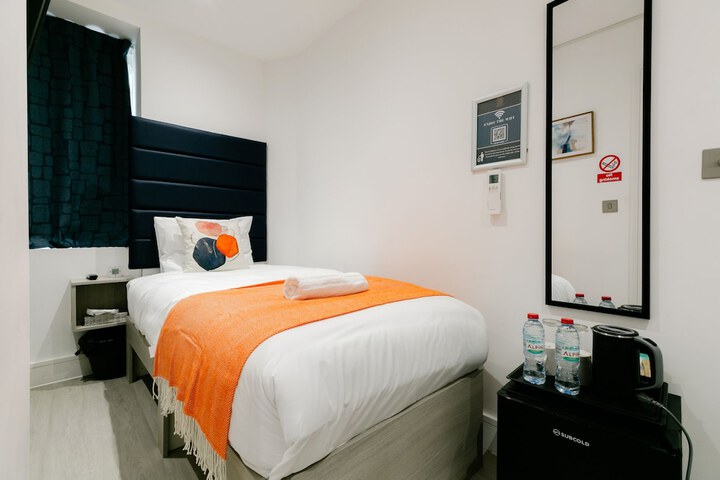 Room 48 of 106