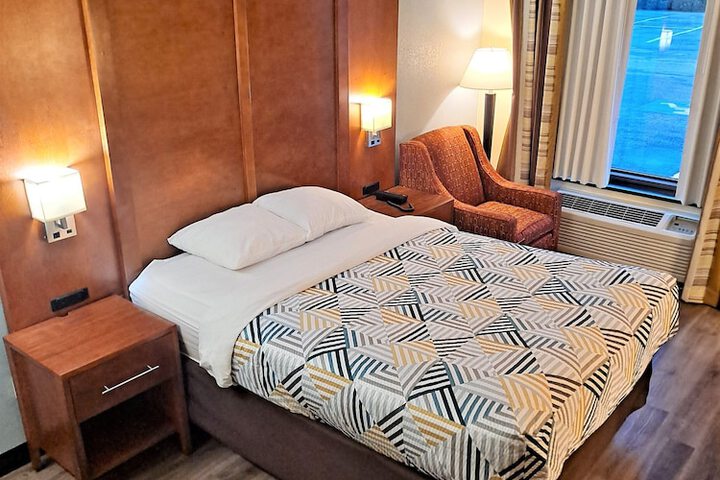 1 Queen Bed | Mob Accessible Roll in Shower Micfridg (10 of 12)