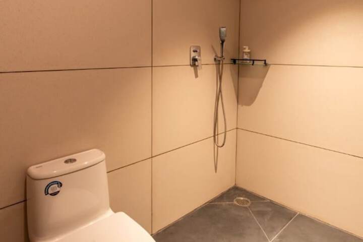 Room 6 of 8