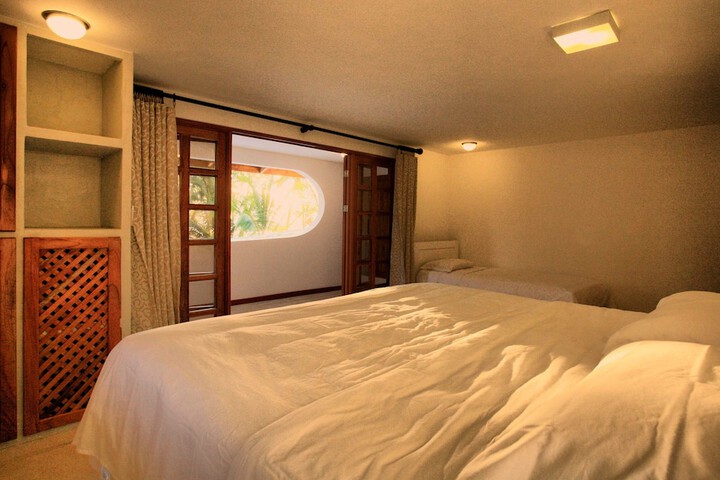 Room 4 of 102