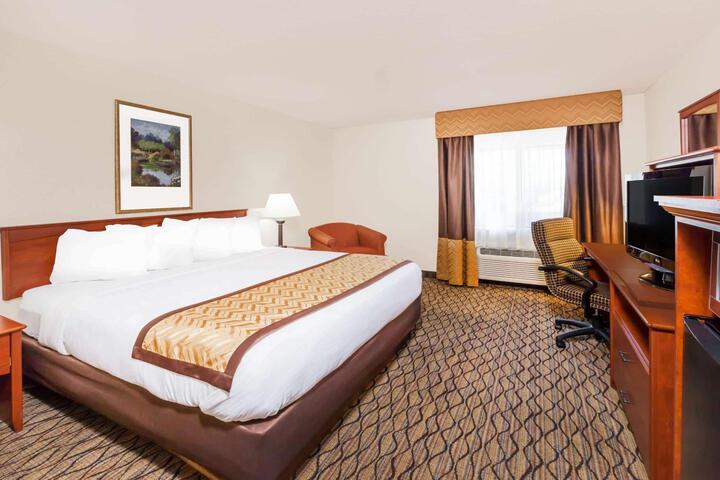 1 King Bed (4 of 17)