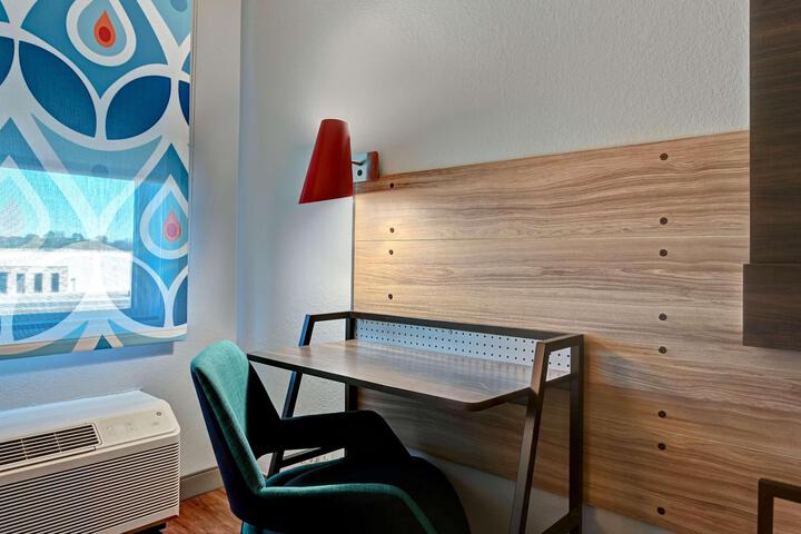 1 King Bed (4 of 6)