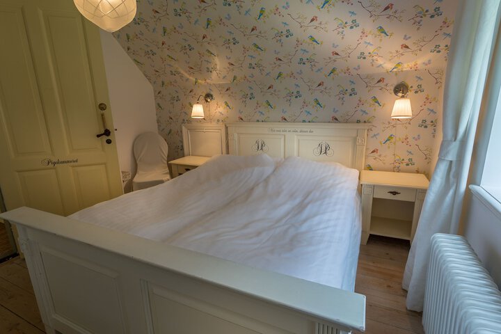 Room 3 of 60