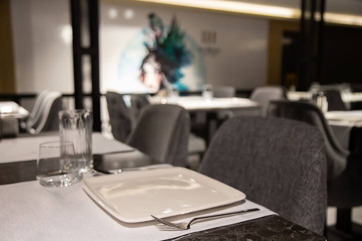 Dining 33 of 46