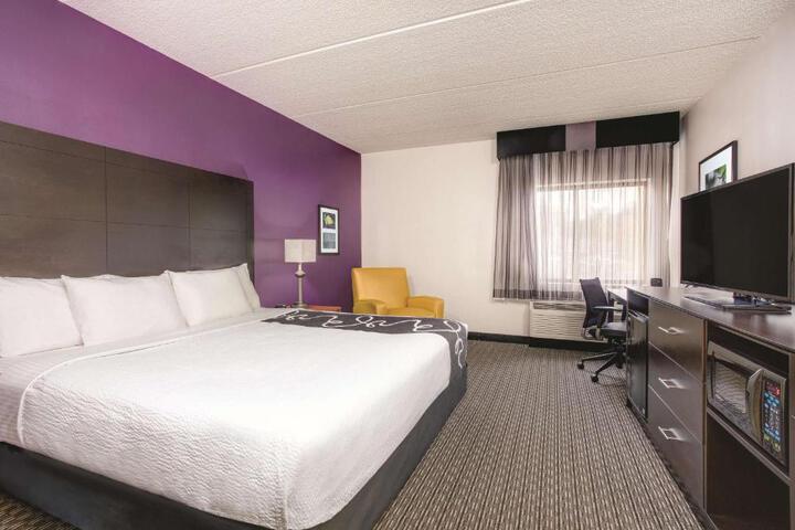 1 King Bed (2 of 11)