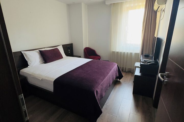 Room 27 of 40