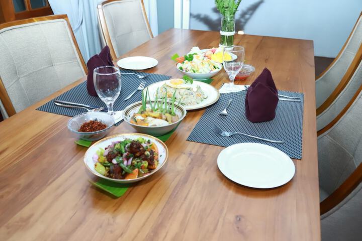 Dining 51 of 68