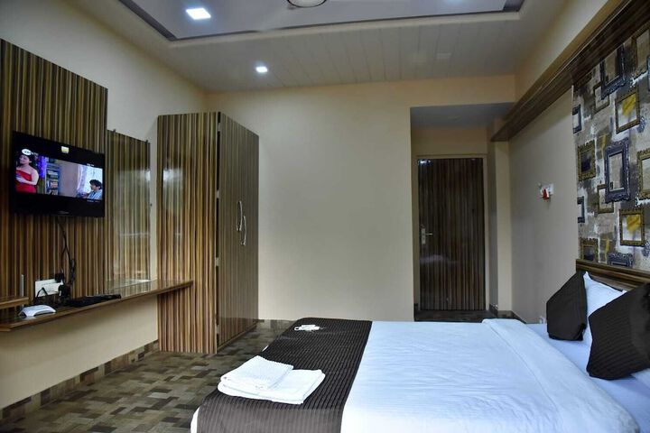 Room 3 of 8