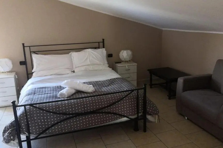 Room 6 of 16