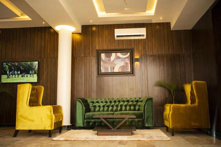 Lounge 52 of 62