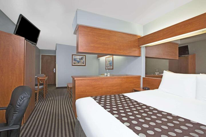 1 Queen Bed (10 of 17)