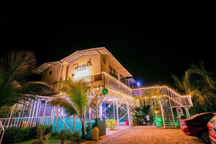 Mysha Hill and Sea