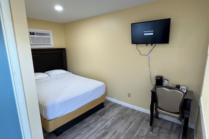 Room 2 of 10