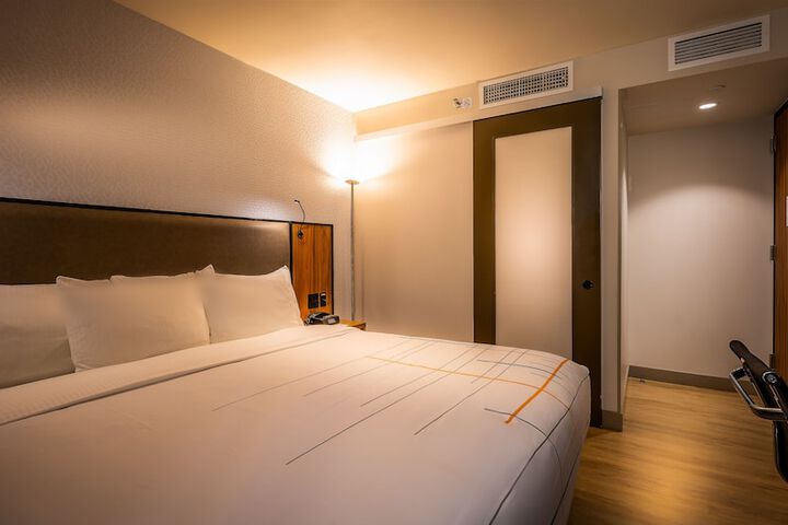 1 King Bed (12 of 22)