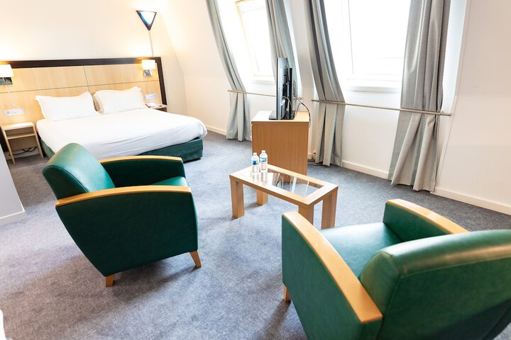 Room 13 of 83