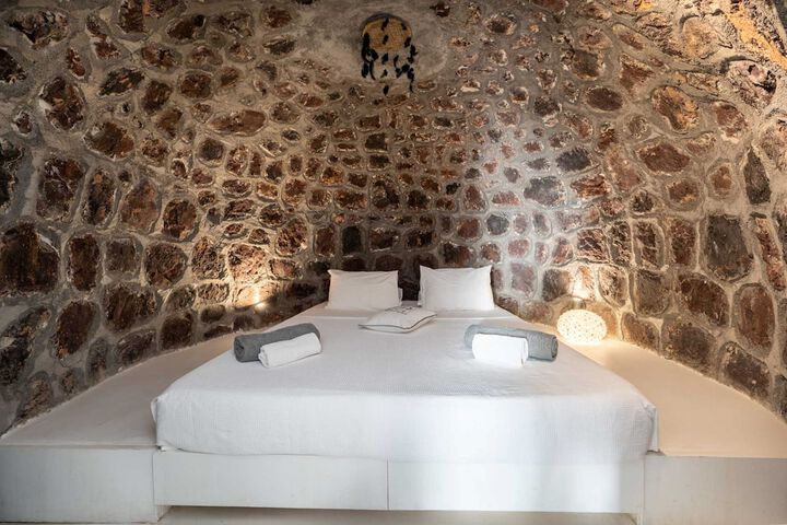 Room 4 of 77