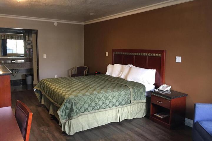 1 King Bed (10 of 12)