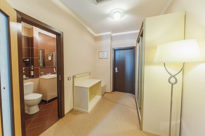 Room 11 of 48