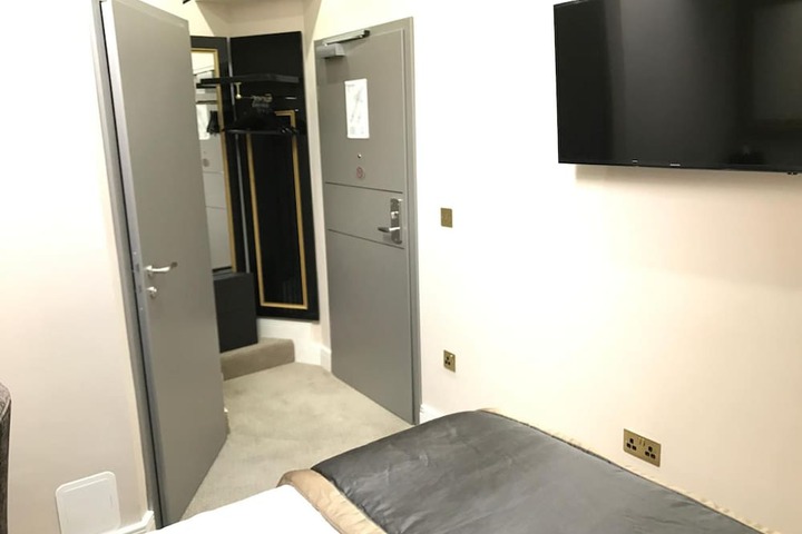 Room 16 of 33