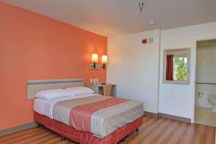 Room 8 of 28