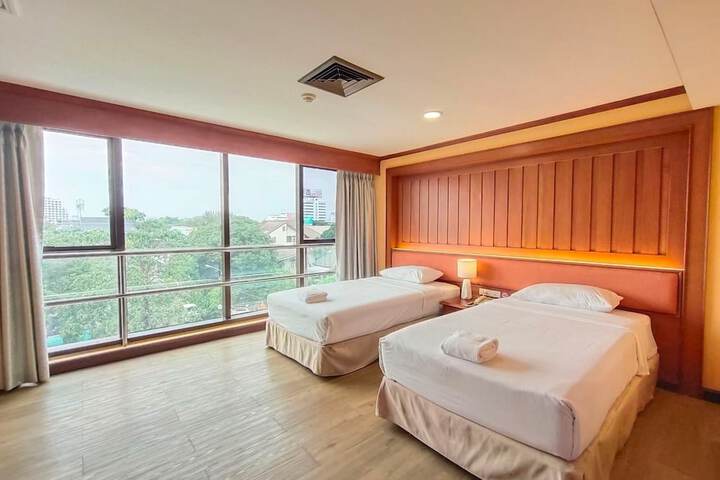 Room 30 of 102
