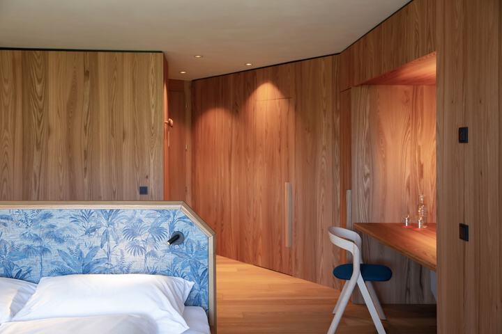 Room 12 of 77