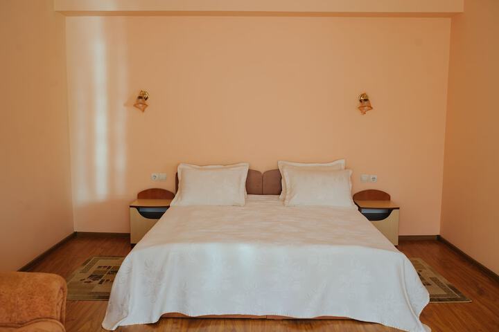 Room 4 of 63