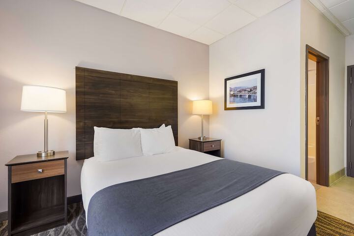 1 Queen Bed First Floor Microwave and Refrigerator WiFi Full Breakfast (2 of 25)