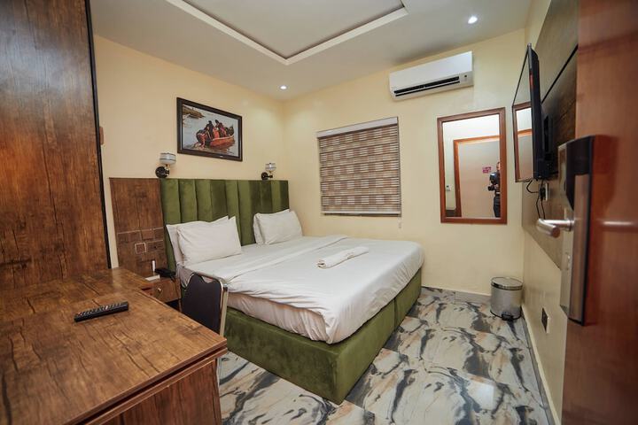 Room 2 of 6