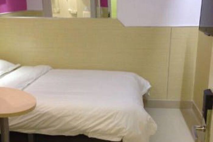 Room 8 of 10