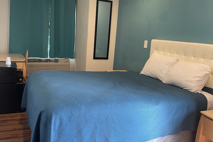 Room 8 of 18