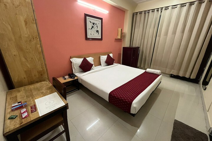 Room 4 of 18