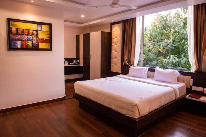 Room 4 of 8
