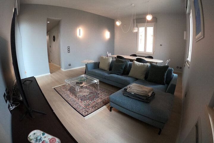 Lounge 20 of 27