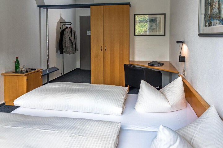 Room 8 of 42