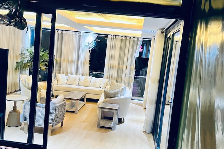 Lounge 55 of 61