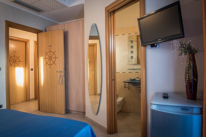 Room 4 of 40