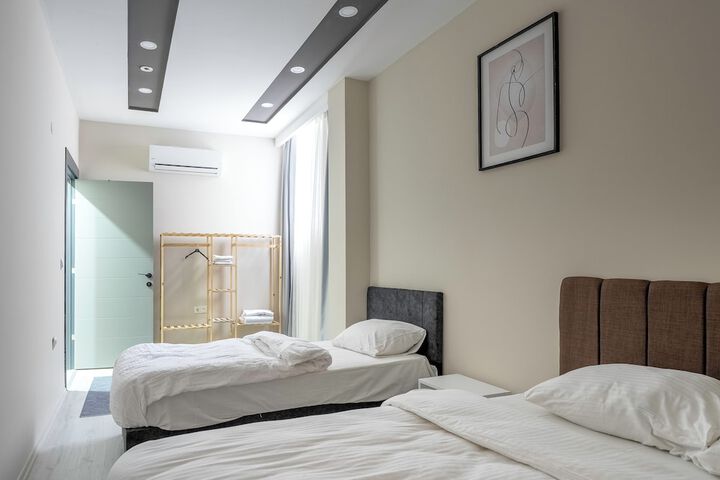 Room 84 of 293