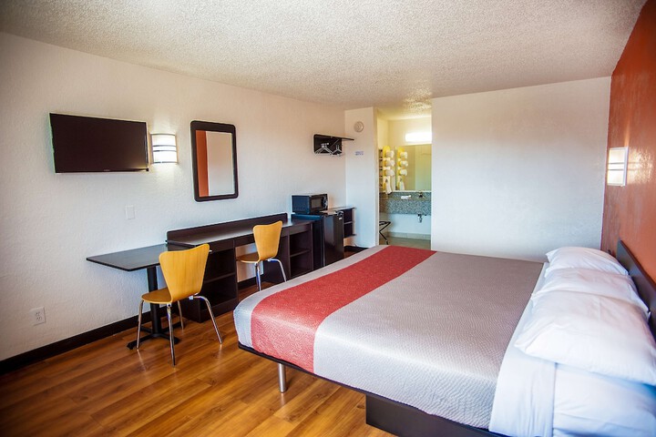 1 King Bed (3 of 5)