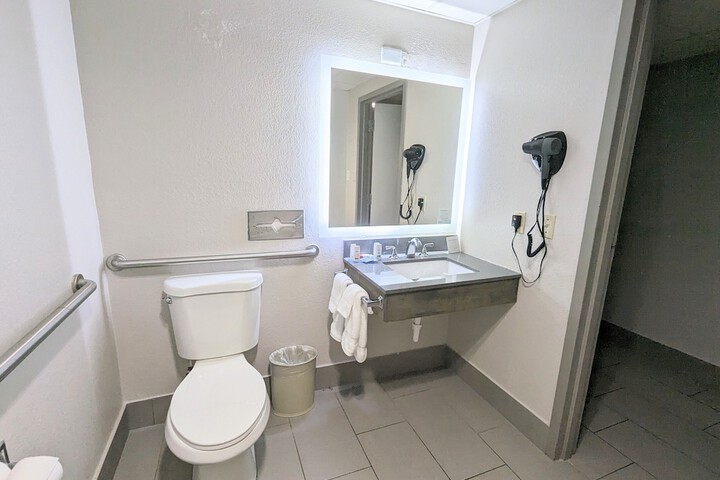 1 Queen Bed Mobility Accessible Bathtub with Grab Bars (16 of 19)