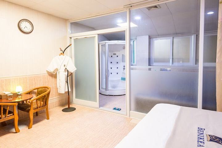 Room 8 of 42